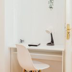 Detalle de escritorio y silla